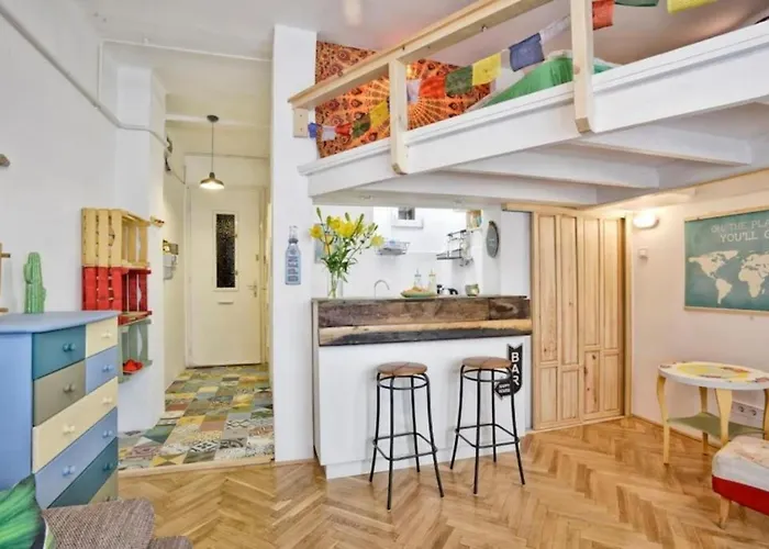 Charming With Bistro Kitchen Апартаменты *