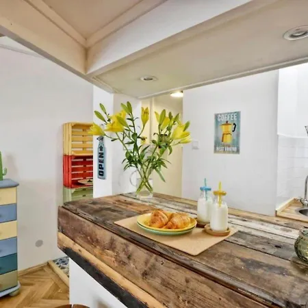 Daire Charming With Bistro Kitchen