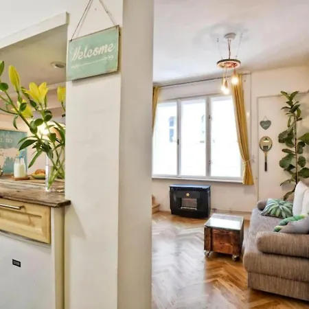 Daire Charming With Bistro Kitchen